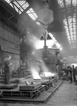 821249 Afbeelding van het gieten van staal in de gieterij van de N.V. Nederlandse Staalfabrieken DEMKA (Havenweg 7) te ...
